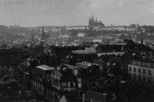 Blick vom Rathausturm auf den Burgberg (Hradschin)