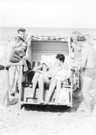 Jugendbrigade des VEB Glühlampenwerk bei gemeinsamem Urlaub am Strand von Zingst