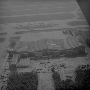 Frankfurt (Main). Flughafen. Blick auf den Bau der Wartungshalle für Flugzeuge. Im Hintergrund Rollfelder
