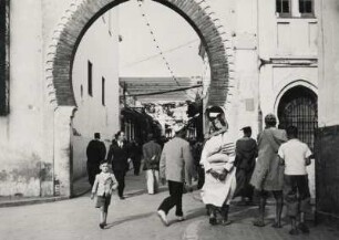 Tétouan. Marokko. Portal zum arabischen Viertel. Passanten laufen durch das Portal