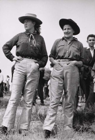 Zwei weibliche Gardienne aus der Camargue