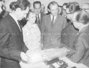 Margot Honecker und Erhard Krack bei der Interscola 1970 in Leipzig