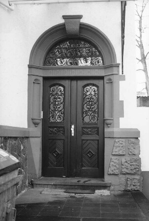 Sachteile Portal und Sockel; Gießen, Moltkestraße 8