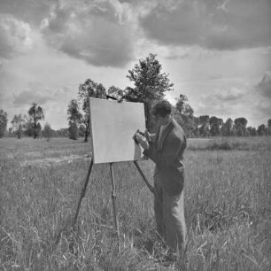 Maler Otto Nagel beim Malen der Spreewaldlandschaft.