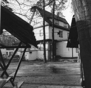 Dresden-Wilschdorf, Waldhofstraße 26. Ausflugsgaststätte "Waldmax" (1922, 1996 saniert). Giebelansicht mit Anbauten. Blick vom Gästegarten