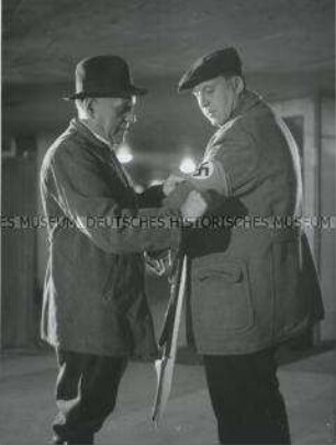 Standfoto aus dem Film "Berlin Alexanderplatz" mit Günther Lamprecht und Heinz Höhne