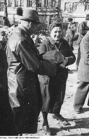 Dresden. Ehemalige Trümmerfrauen mit dem Modell zum Denkmal der Trümmerfrau - Bildhauer Reinhold im Atelier - Einweihung des Denkmals am 13. Oktober 1952 - Trümmerfrauen 1946 - Neues Rathaus, 1946 / Oktober 1952