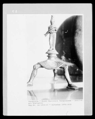 Dreifuß mit Statuette