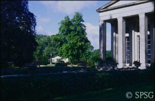 Potsdam, Park Sanssouci, Park Charlottenhof, Römische Bäder, im Hintergrund das Schloss Charlottenhof.