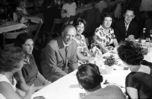 Nobelpreisträgertagung 1960 Mediziner; Maikäferrede: Adolf Butenandt in geselliger Runde