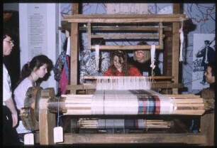 Führung einer Kindergruppe in der Ausstellung zur Textiltechnik mit Barbara Bade, Wirkmaschine