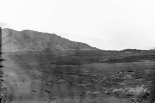 Landschaft mit Lavastrom : Blick auf eine Berglandschaft mit Lavastrom.