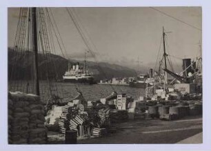 Hafen. Blick vom Lagerplatz zur "Monte Rosa" und zum Ort