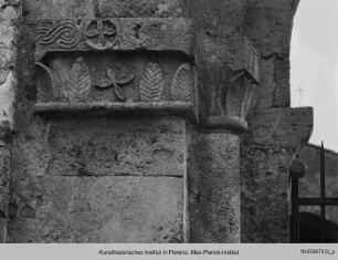 Blattkapitelle und Reptilrelief