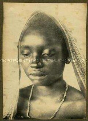 Kopfstudie einer jungen Massai-Frau mit gesenktem Blick