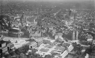 Dresden-Altstadt: Stadtkern von Nordwesten mit Blick über den Zwinger auf Hofkirche, Residenzschloss und Sophienkirche . Luftbild-Schrägaufnahme