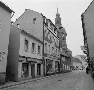 Wohnhäuser mit Läden (S-Seite) gegen den Turm der Stadtkirche St. Johannis