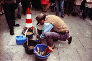 Hindenburgstraße 49: Stolpersteinverlegung für Hans Wöltje am 28. September 2010: Künstler Gunter Demnig verlegt Stolperstein