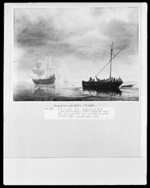 Fregatte und Fischerboot bei ruhiger See