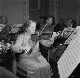 Markneukirchen : Musikinstrumentenbau Markneukirchen. Städtisches Orchester Markneukirchen (Vereinigung Markneukirchner Instrumentenbauer) während der Probe. Geigenbaumeisterin Johanna Schuricht