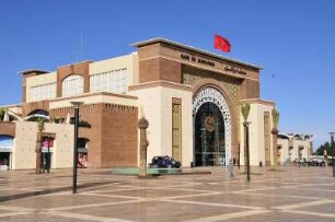 Bahnhofsgebäude in Marrakesch : Aussenansicht des palastähnlichen neuen Bahnhofsgebäudes in Marrakesch, aufgenommen am 02.11.2008