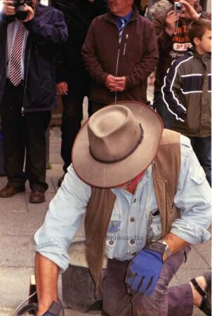Hindenburgstraße 49: Stolpersteinverlegung für Hans Wöltje am 28. September 2010: Künstler Gunter Demnig verlegt den Stein