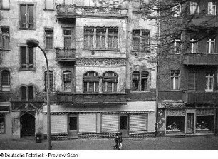 Berlin-Prenzlauer Berg, Schönhauser Allee. Wohnhäuser mit Laden. Teilansicht. Blick aus der fahrenden S-Bahn