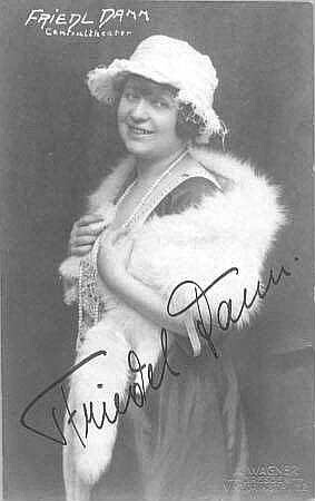 Porträt Friedel Damm (Sängerin und Schauspielerin; Centrral-Theater Dresden). Fotografie (Weltpostkarte mit Autogramm) von A. Wagner, Dresden um 1915