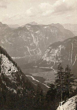 Hallstätter See/Österreich. Blick vom Eingang zur Eishöhle über die Traun und den See nach Hallstatt