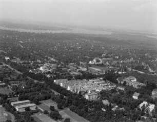 Luftaufnahme, Blick von Süd-Osten auf die Wohnbebauung An den Hubertushäusern mit dem Studentendorf Schlachtensee. Berlin-Nikolassee, Potsdamer Chaussee