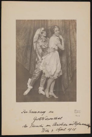 Grete Wiesenthal mit einer ihrer Schwestern (?) in einer Tanzszene mit Harlekin vor einem Vorhang, mit Widmung