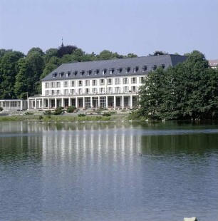 Bad Salzungen. Kurhaus. Ansicht über den Burgsee von Nordosten