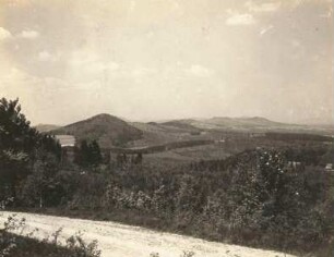 Lausitzer Bergland. Blick von der Straße nördlich Ruine Roynungen nach Nordwesten. Im Mittelgrund der Trögelsberg. Im Hintergrund die Lausche