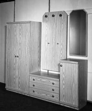 Garderobe : Berlin. VEB Möbelkombinat Berlin (MKB). Hausmesse, 1986. Garderobe. Holz, folienbeschichtet in Kiefernholzoptik (1986; VEB Möbelkombinat Berlin (MKB))