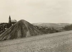 Schneeberg, Erzgebirge, Blick vom Abhang des Gleesberges auf die St. Wolfgangskirche : Haldenlandschaft, Blick ins Tal der Zwickauer Mulde