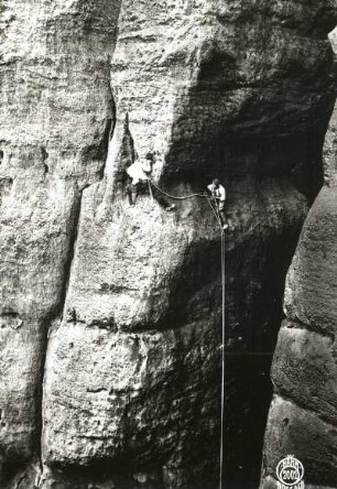 Sächsische Schweiz, Schrammsteine. Westlicher Schrammturm. Seilschaft Paul Illmer / Martin Röhnick am Quergang vom Ring zur Ausstiegsrinne des Alten Weges (VIIa)