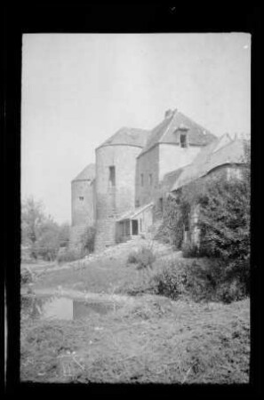 Bazoches (=Bazoches-sur-Vesles, Dep. Aisne, Frankreich): "Schloss" (Distanzaufnahme)