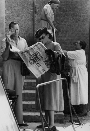 Die schwedische Schauspielerin Zarah Leander liest in einer Drehpause bei der Kritiken in einer Zeitung. Aufgenommen 1938