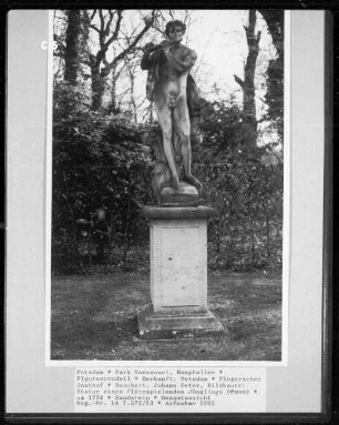 Figurenrondell — Statue eines flötespielenden Jünglings (Faun)
