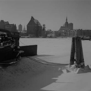 Stralsund. Hafen, im Vordergrund Schiffe, im Hintergrund Stadtpanorama mit Nikolaikirche und Jakobikirche