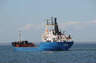Fährhafen von Virtsu : Ein Frachtschiff auf der Ostsee läuft den Fährhafen an. Aufgenommen bei Virtsu im April 2008