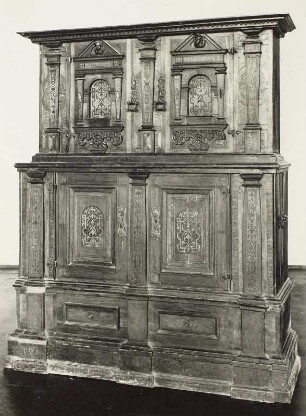 Schrank mit Intarsien