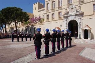 Monte Carlo - Wachablösung : Täglicher Wachaufzug vor dem Fürsten-Schloss um 11:55 Uhr in Monaco, aufgenommen 2006