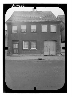 Bützow, Jungfernstraße 3. Wohnhaus mit Durchfahrt. Straßenfront