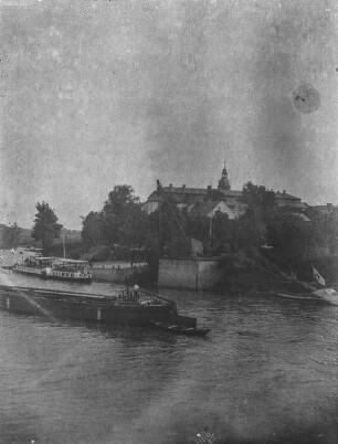 Dampferfahrt : Ein Ausflugsdampfer auf einem Fluss, davor ein Lastkahn