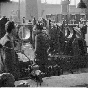 Rostock. VEB Dieselmotorenwerk Rostock. Arbeiter bei Montagearbeiten an einer Schiffsmaschine