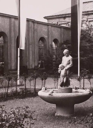 Brunnen mit Knaben und Schildkröten : Dresden. Reichsgartenschau, 1936. Brunnen mit Knaben und Schildkröten. Sandstein (vor 1936)
