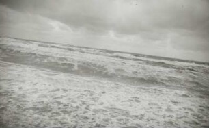 Blick vom Steilufer über die Ostsee bei starkem Wellengang