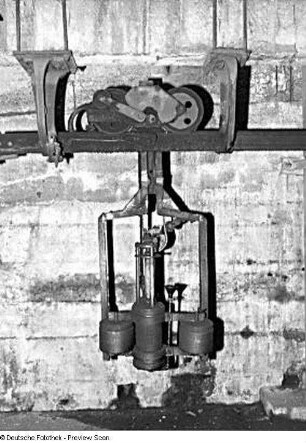 Löbau. Kohletransportbahn (Industrieseilbahn) zwischen Bahnhof und ehemaliger Färberei Römer AG. Laufkatze für Materialbahn. Frontalansicht