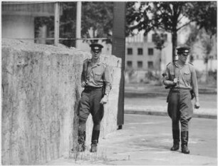 Patrouillengang von NVA-Grenzsoldaten an der Staatsgrenze zu Westberlin/Berliner Mauer am Brandenburger Tor